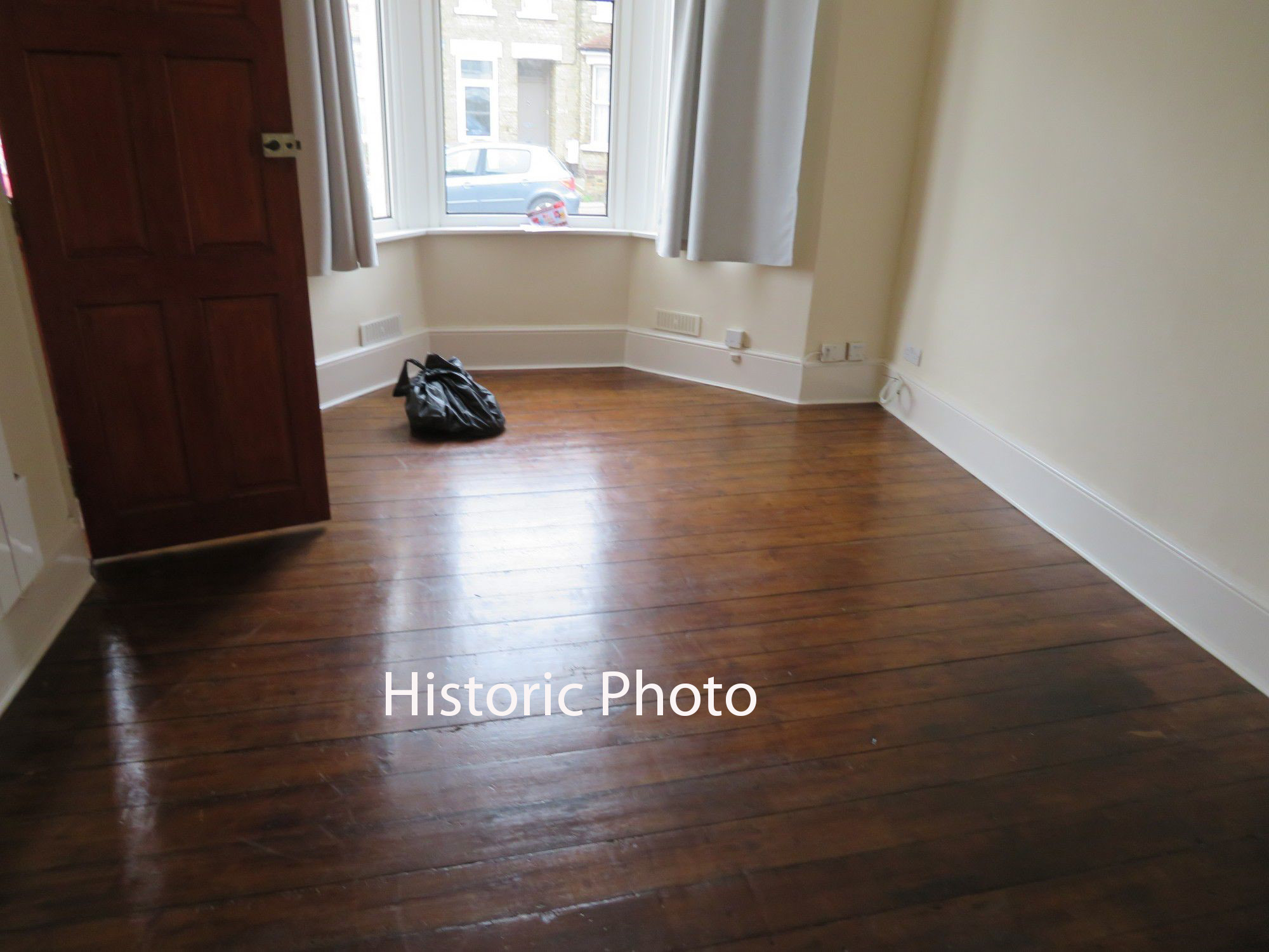 Lot: 90 - PAIR OF FLATS FOR INVESTMENT - Historic photo of ground floor living room